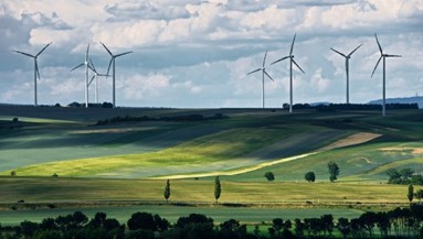 Landschaft mit Windrädern