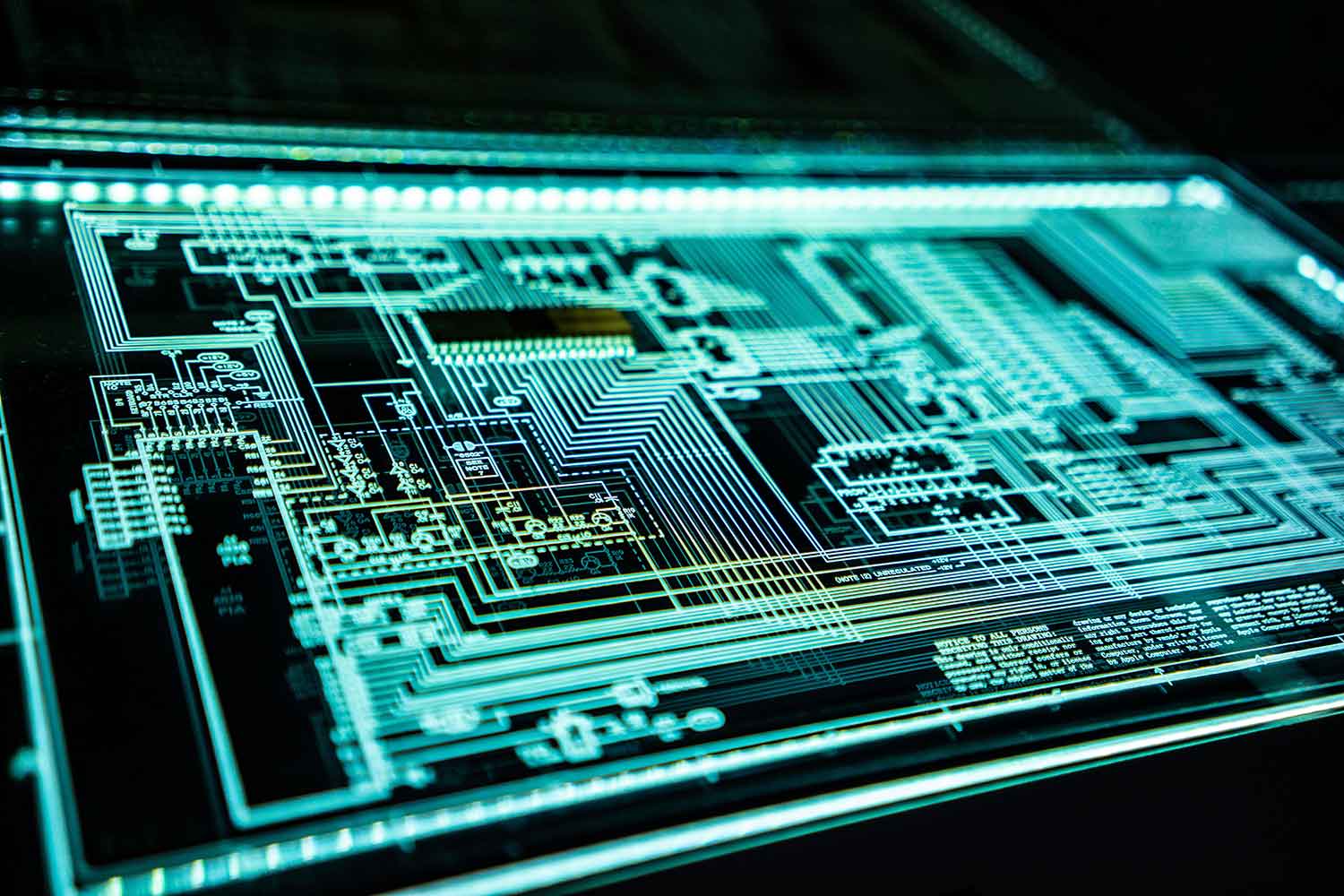 Leuchtendes Schaltplandesign mit komplexen Leiterbahnen und elektronischen Komponenten auf einem digitalen Bildschirm.