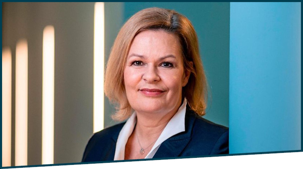 Über Jahre verbindet das Bundesinnenministerium und die Smart Country Convention eine enge Partnerschaft. Die wird auch zur #SCCON22 fortgesetzt. Über Jahre verbindet das Bundesinnenministerium und die Smart Country Convention eine enge Partnerschaft. Die wird auch zur #SCCON22 fortgesetzt.