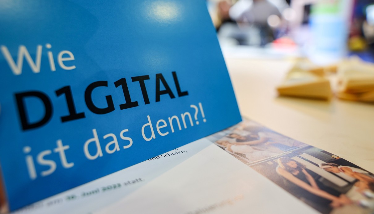 Ein blaues Schild mit der Aufschrift 'Wie digital ist das denn?' Ein blaues Schild mit der Aufschrift 'Wie digital ist das denn?'