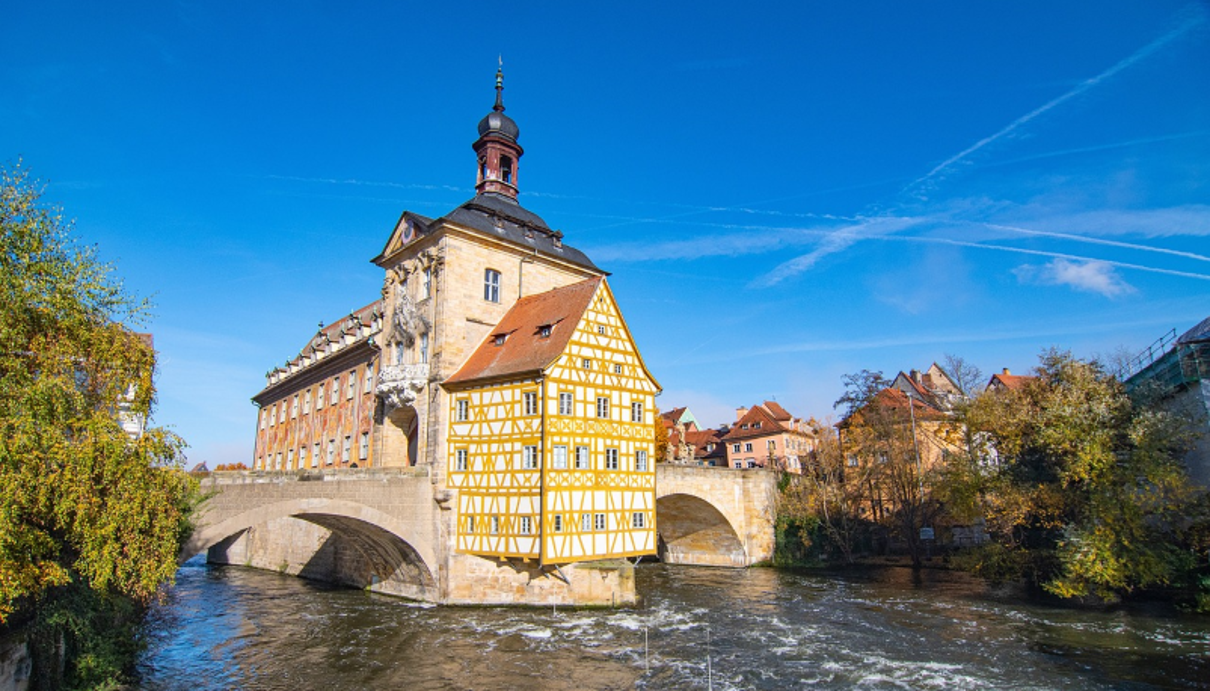 Ein Gebäude mit Brücke an einem Fluss. Ein Gebäude mit Brücke an einem Fluss.