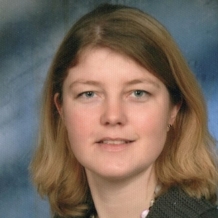 Portrait einer Frau vor dunkelblauem Hintergrund Portrait einer Frau vor dunkelblauem Hintergrund