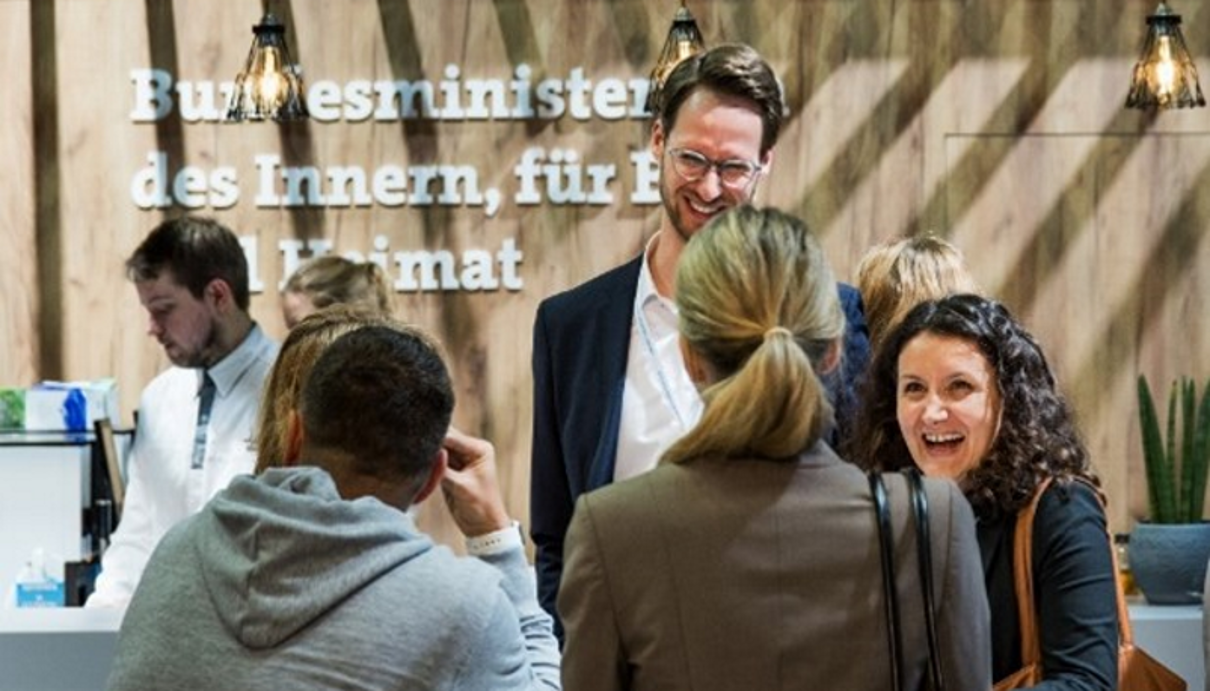 Menschengruppe vor dem Stand des Bundesministerium des Innern und für Heimat (BMI) . Menschengruppe vor dem Stand des Bundesministerium des Innern und für Heimat (BMI) .