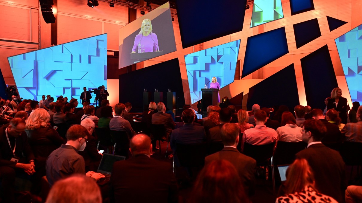Bundesinnenministerin Nacy Faeser zur Eröffnung der Smart Country Convention auf der Bühne. Im Vordergrund sitzt das Publikum. Bundesinnenministerin Nacy Faeser zur Eröffnung der Smart Country Convention auf der Bühne. Im Vordergrund sitzt das Publikum.