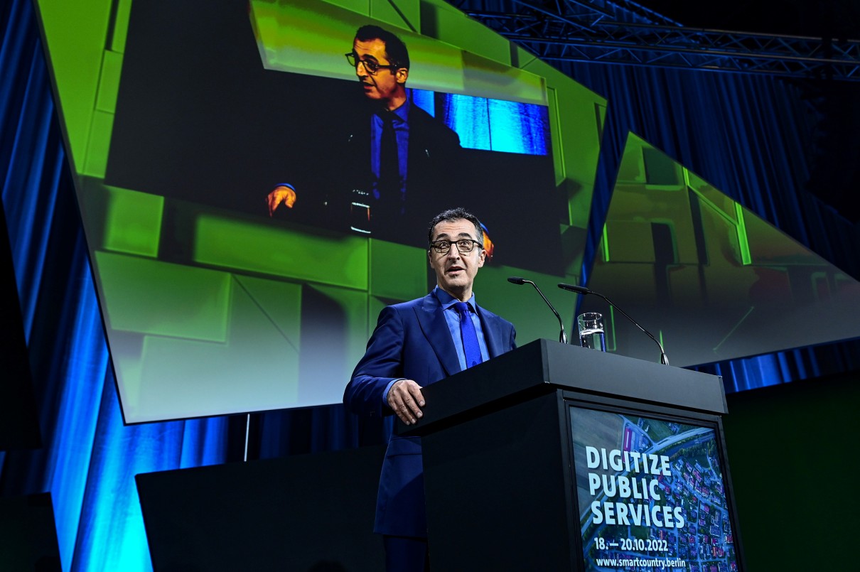 Cem Özdemir spricht auf einer Bühne Cem Özdemir spricht auf einer Bühne