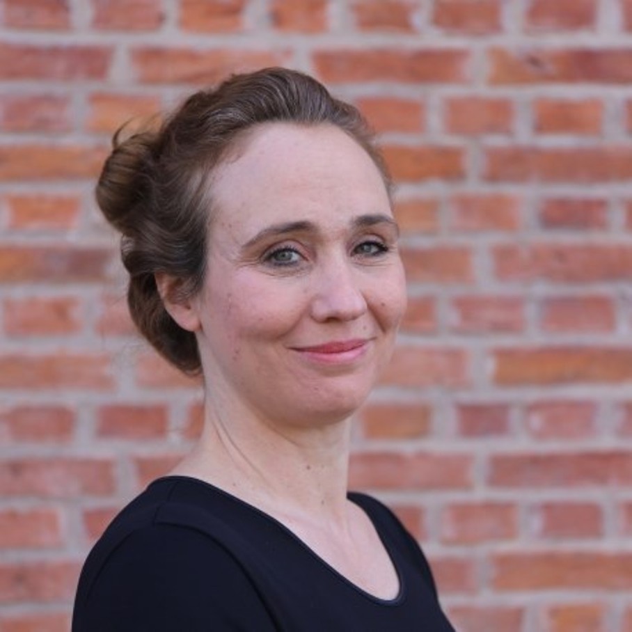 Portrait einer Frau vor einer Ziegelmauer Portrait einer Frau vor einer Ziegelmauer