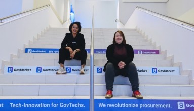 Zwei Frauen sitzen auf einer Treppe.