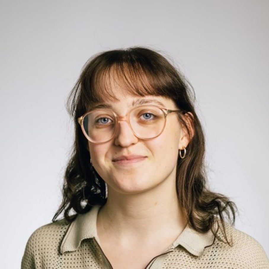 Portrait einer Frau mit Brille vor hellgrauem Hintergrund Portrait einer Frau mit Brille vor hellgrauem Hintergrund
