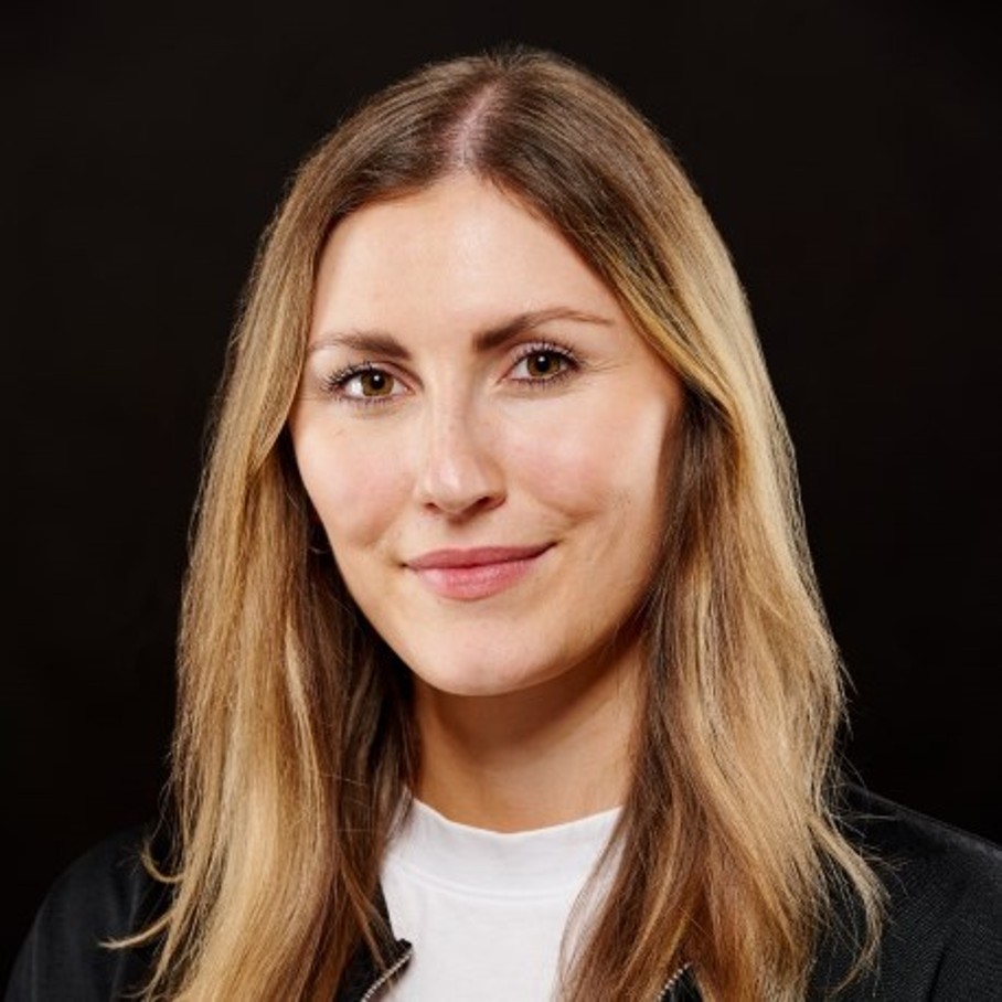 Portrait einer Frau vor schwarzem Hintergrund Portrait einer Frau vor schwarzem Hintergrund