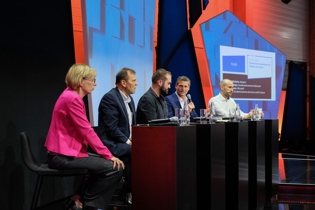 Fünf Menschen auf einer Bühne Fünf Menschen auf einer Bühne