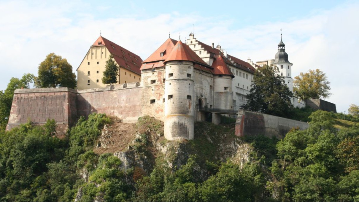 Ein Schloss auf einem Hügel Ein Schloss auf einem Hügel