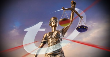 Justitia mit einer deutschen und einer europäischen Waagschale. Darüber das Logo von Trend Micro 