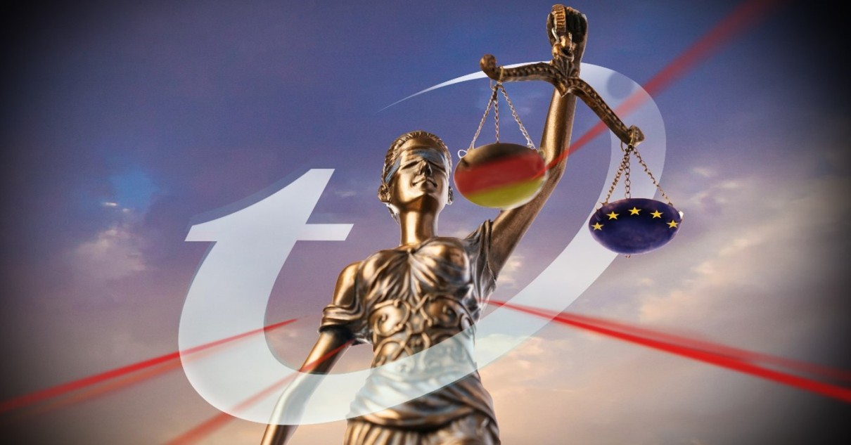 Justitia mit einer deutschen und einer europäischen Waagschale. Darüber das Logo von Trend Micro Justitia mit einer deutschen und einer europäischen Waagschale. Darüber das Logo von Trend Micro