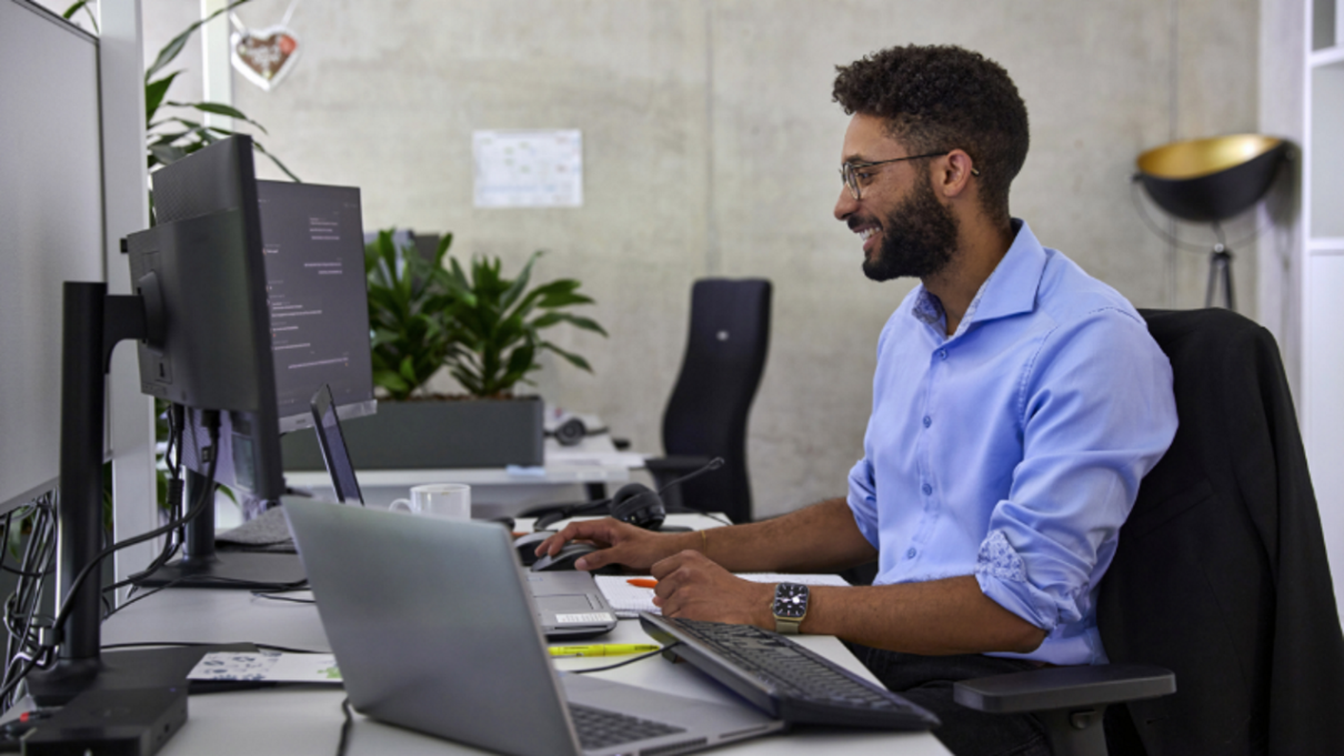 Ein Digitalspezialist bei der Arbeit am Computer 