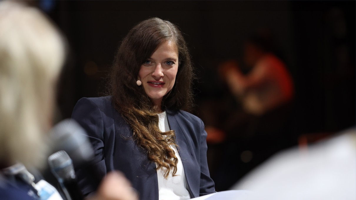Ein Portraitfoto von Silvia Hennig, Gründerin von neuland21. Ein Portraitfoto von Silvia Hennig, Gründerin von neuland21.