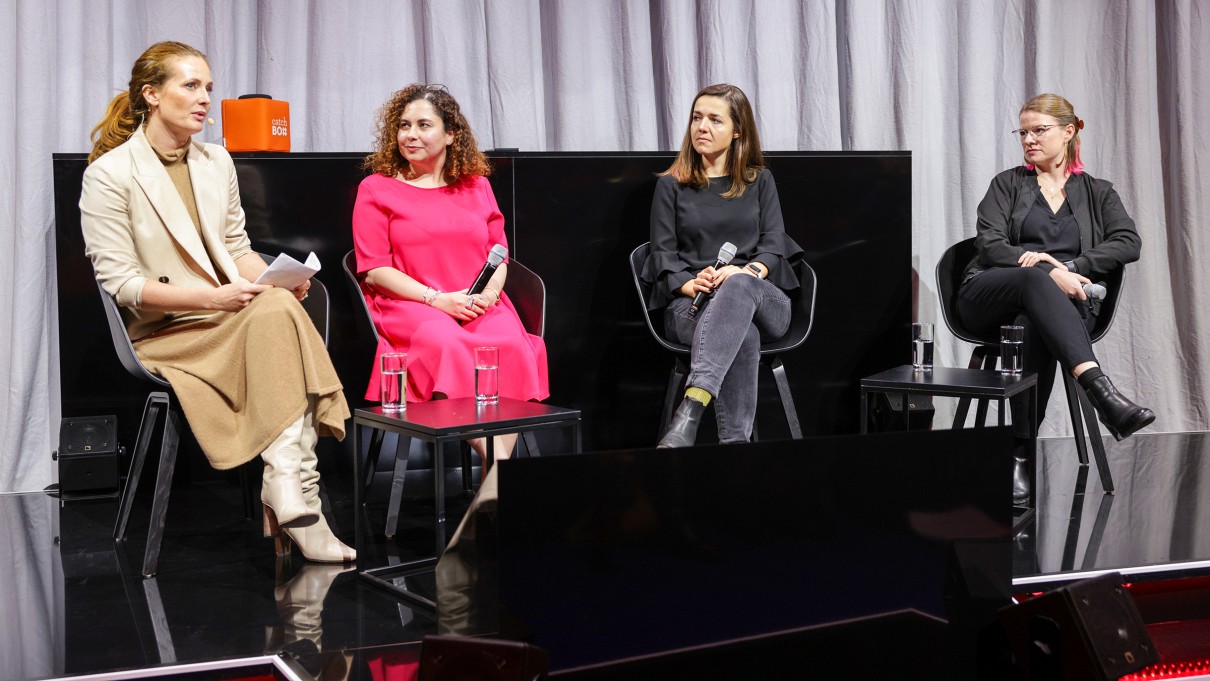 Vier Panel-Sprecherinen sitzen auf der SCCON-Bühne.