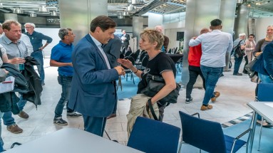 Menschen im Austausch, Oberbürgermeister steht in der Mitte und spricht mit interessierter Bürgerin 