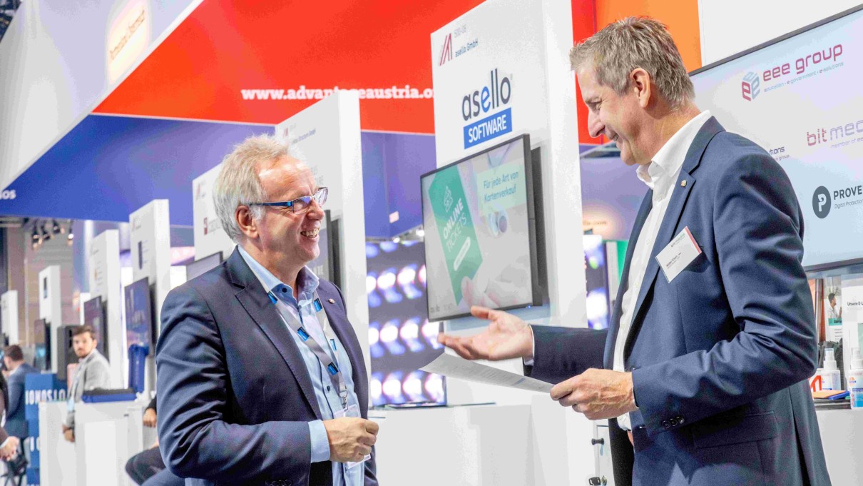 Messestand Advantage Austria, im Vordergrund zwei Männer im Gespräch Messestand Advantage Austria, im Vordergrund zwei Männer im Gespräch