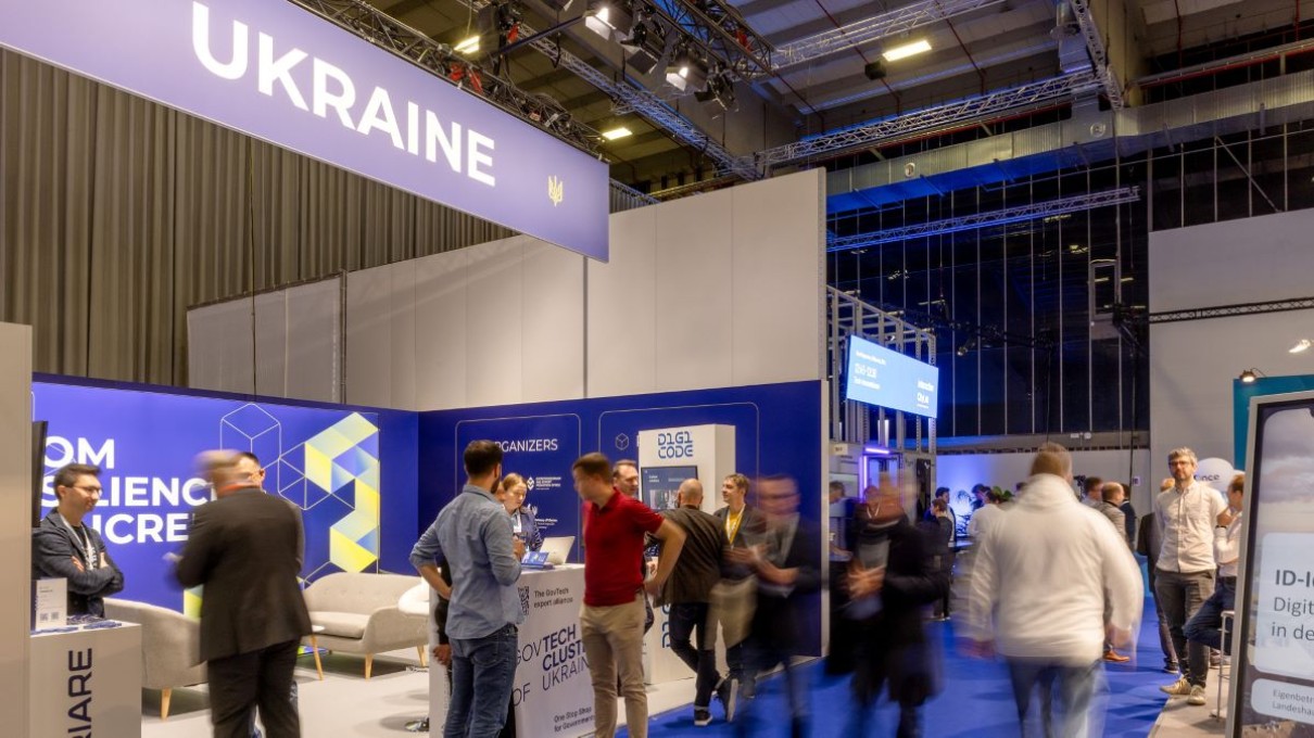 Messestand der Ukraine auf der Smart Country Convention 2023, im Vordergrund Teilnehmende Messestand der Ukraine auf der Smart Country Convention 2023, im Vordergrund Teilnehmende