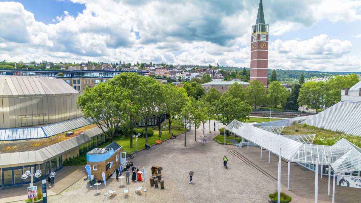 Stadtansicht von Pforzheim. Links unten ist der smarte Lernraum in Form eines Tiny Houses abgebildet. Stadtansicht von Pforzheim. Links unten ist der smarte Lernraum in Form eines Tiny Houses abgebildet.