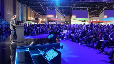 Cem Özdemir, Bundesminister für Ernährung und Landwirtschaft, hält auf der Bühne eine Keynote vor einem großen Publikum