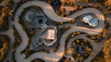 Gewundene Straße mit futuristischen Gebäuden