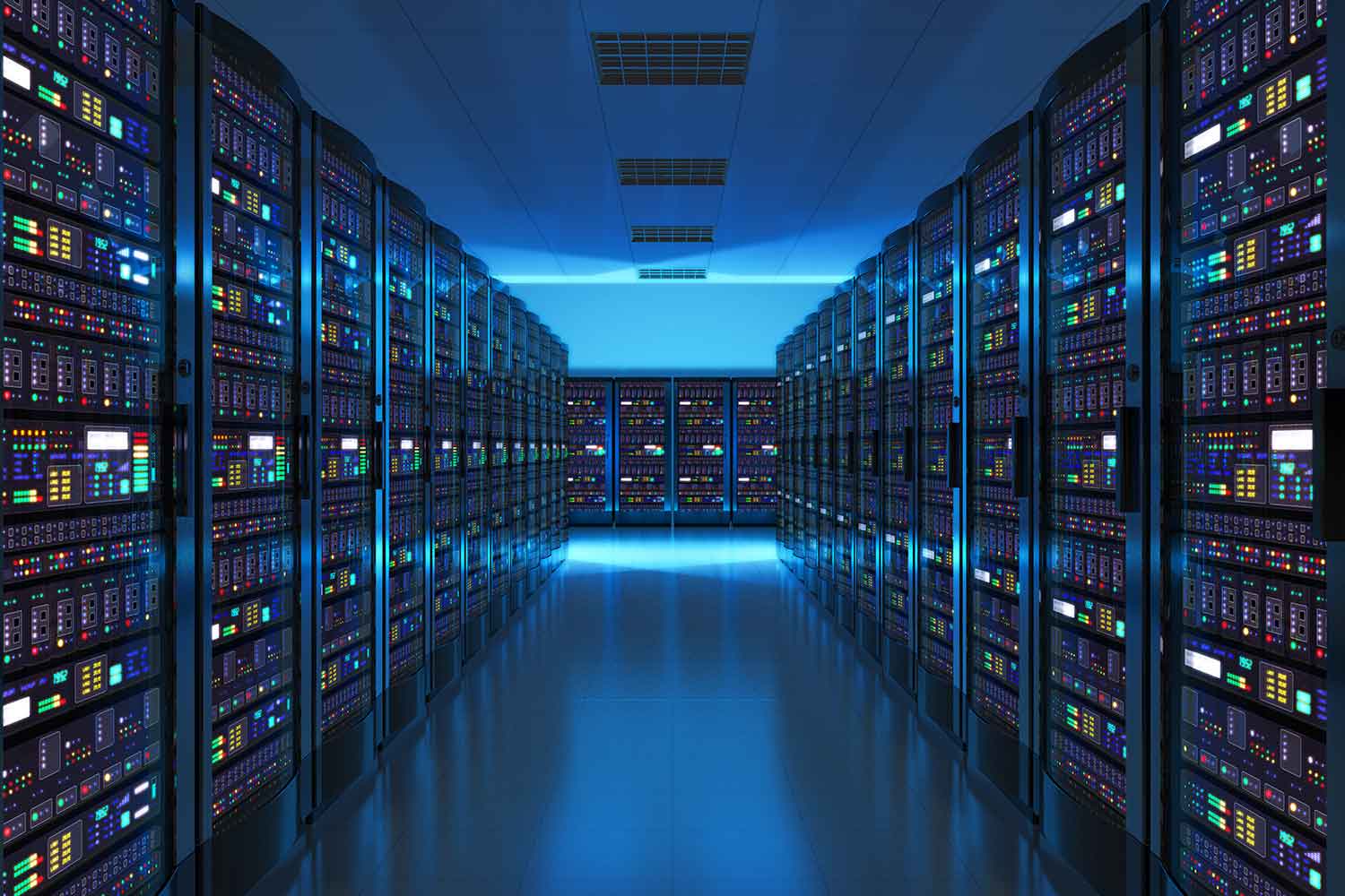Aufnahme eines Rechenzentrums mit mehreren Reihen voll funktionsfähiger Server-Racks. Aufnahme eines Rechenzentrums mit mehreren Reihen voll funktionsfähiger Server-Racks.